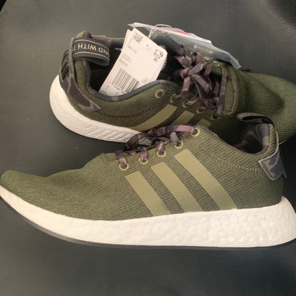 NEW Adidas Boost NMD R2